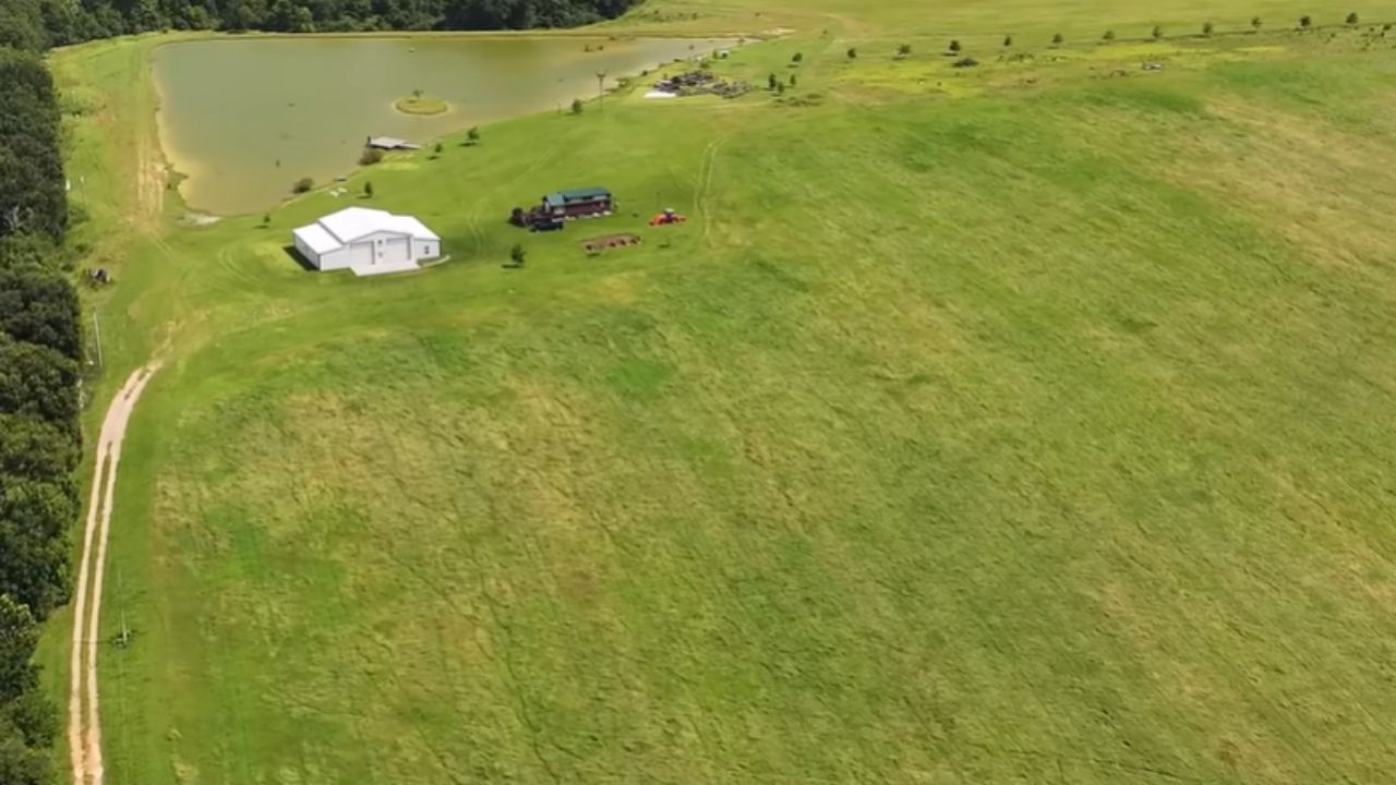 Novo lago em fazenda terá rio artificial, teto retrátil e ilhas em projeto rural do BamaBass, com foco em obra e paisagem.