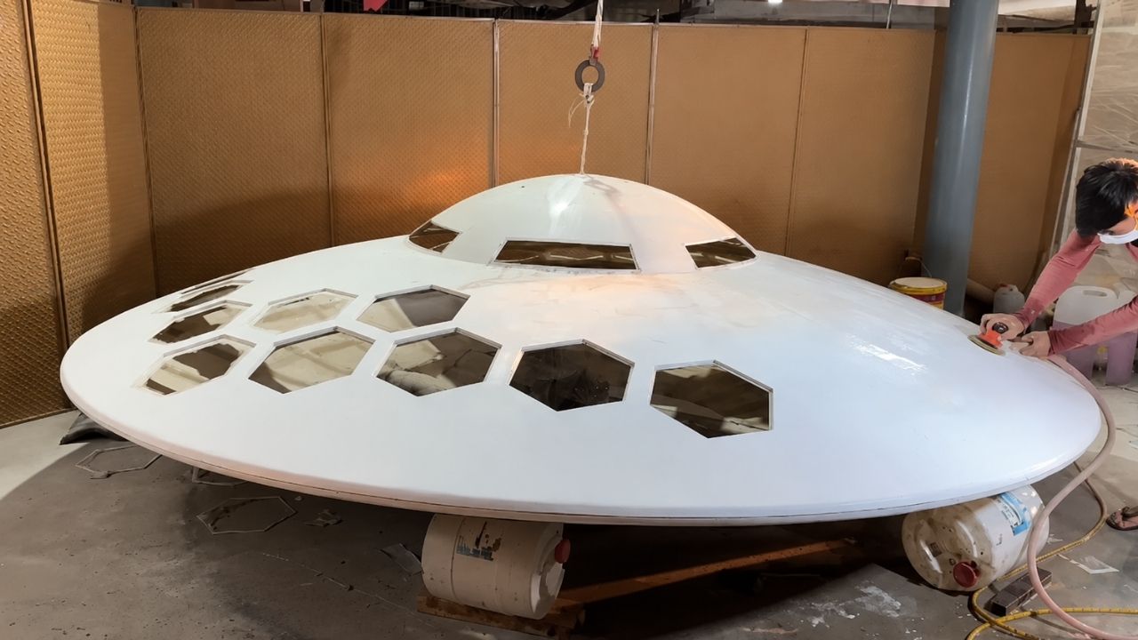 Conheça o barco em forma de disco voador: artesão vietnamita usa painéis solares e propulsão a jato e navega na água.