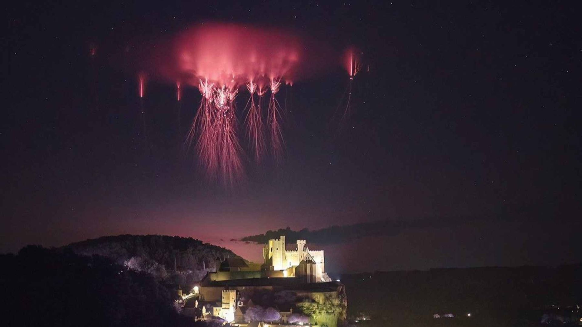 Astronautas da NASA capturam da Estação Espacial raros relâmpagos que disparam para cima, como sprites e jatos gigantes, fenômenos quase invisíveis do solo.