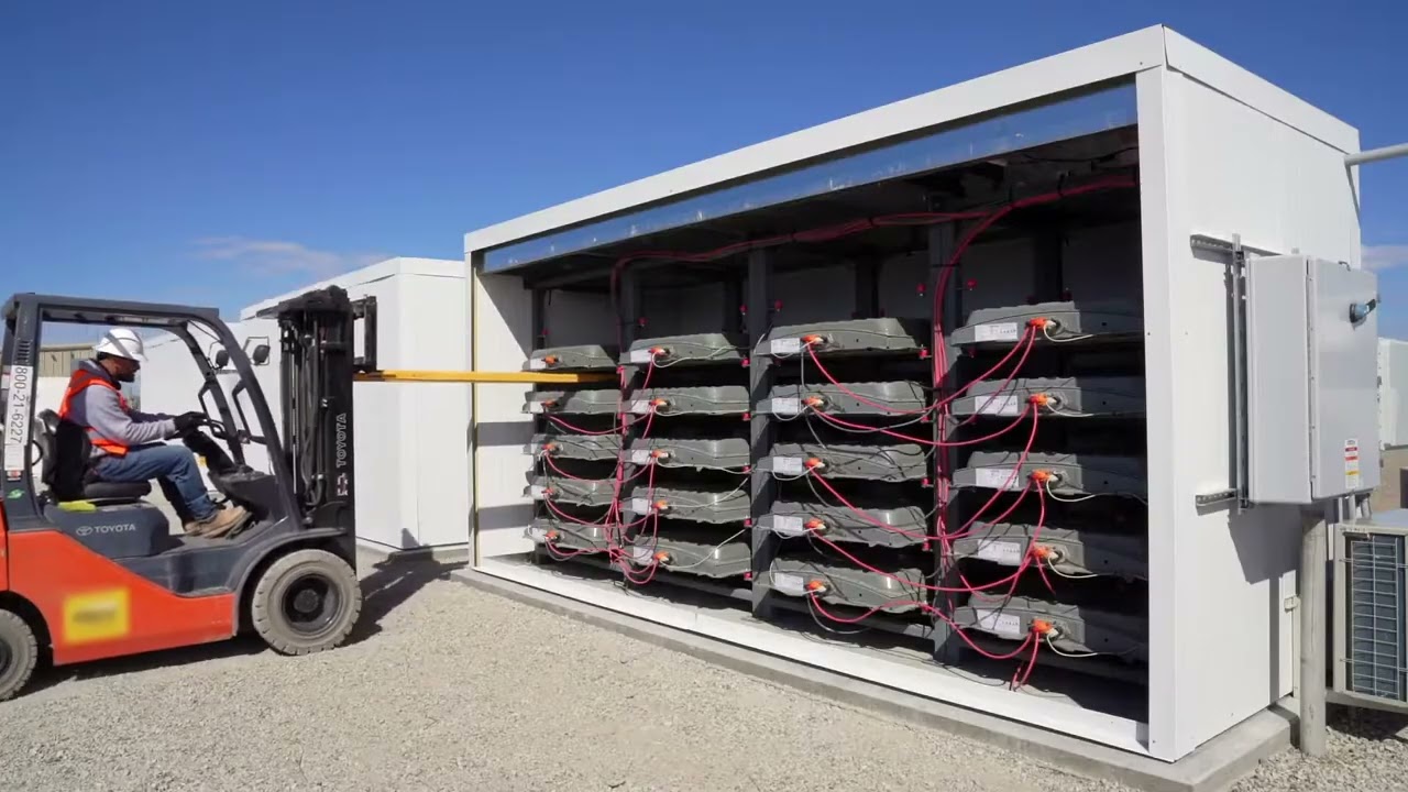 Projeto na Califórnia transforma 1.300 baterias usadas de carros elétricos da Honda e Nissan em usina solar com 25 MWh de armazenamento e mostra como a segunda vida das baterias já saiu do laboratório