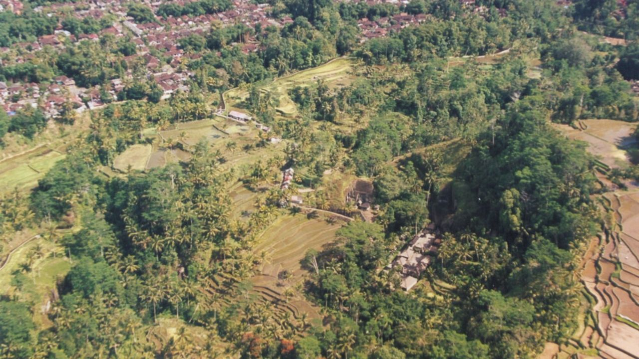 Rice terraces in Bali have subak system, water temples, and UNESCO warning about tourism and constructions.