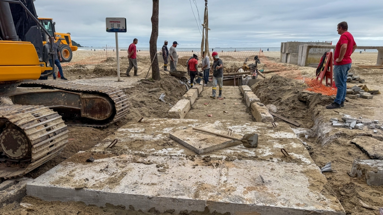 Balneário Camboriú advances in macrodrenage against flooding at Central Beach, with Avenida Atlântica affected for 30 days.