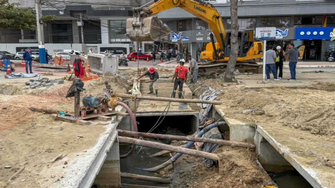 Balneário Camboriú advances in macro-drainage against flooding in Central Beach, with Avenida Atlântica affected for 30 days.