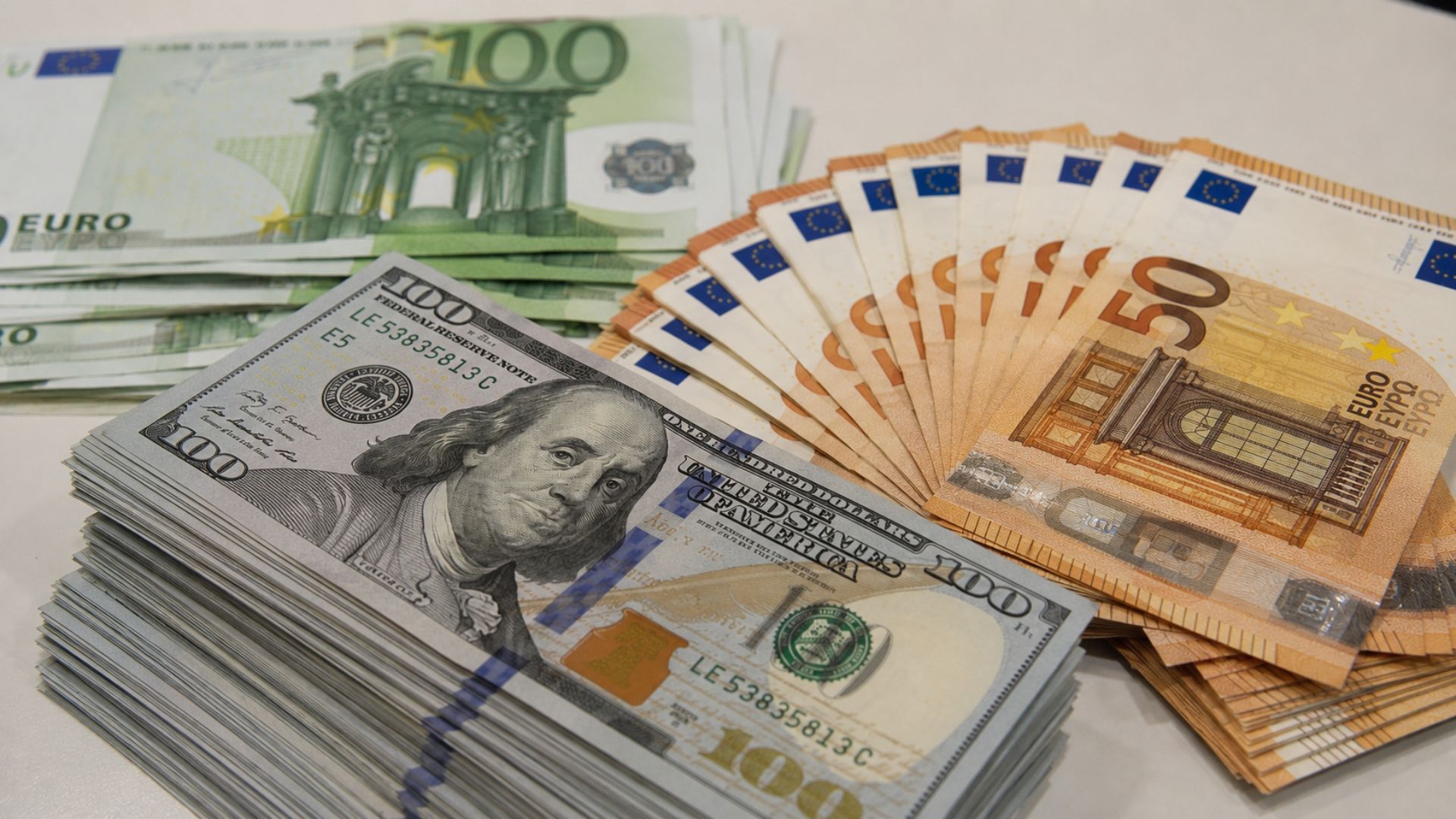 Banco Central vai liberar contas em dólar e euro no Brasil para empresas exportadoras e com capital estrangeiro, dispensando o câmbio em algumas transferências.