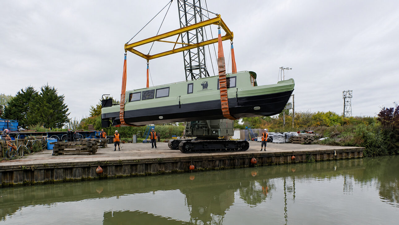 Barco estreito de canal foi criado para circular por passagens limitadas