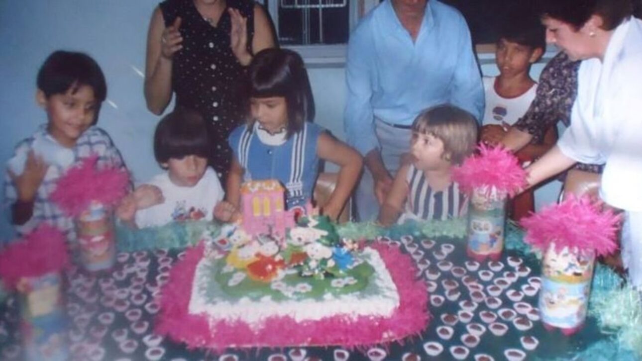As festas de infância dispensavam luxo: bastava música no rádio, comida caseira e a casa cheia de parentes e vizinhos para virar pura nostalgia.