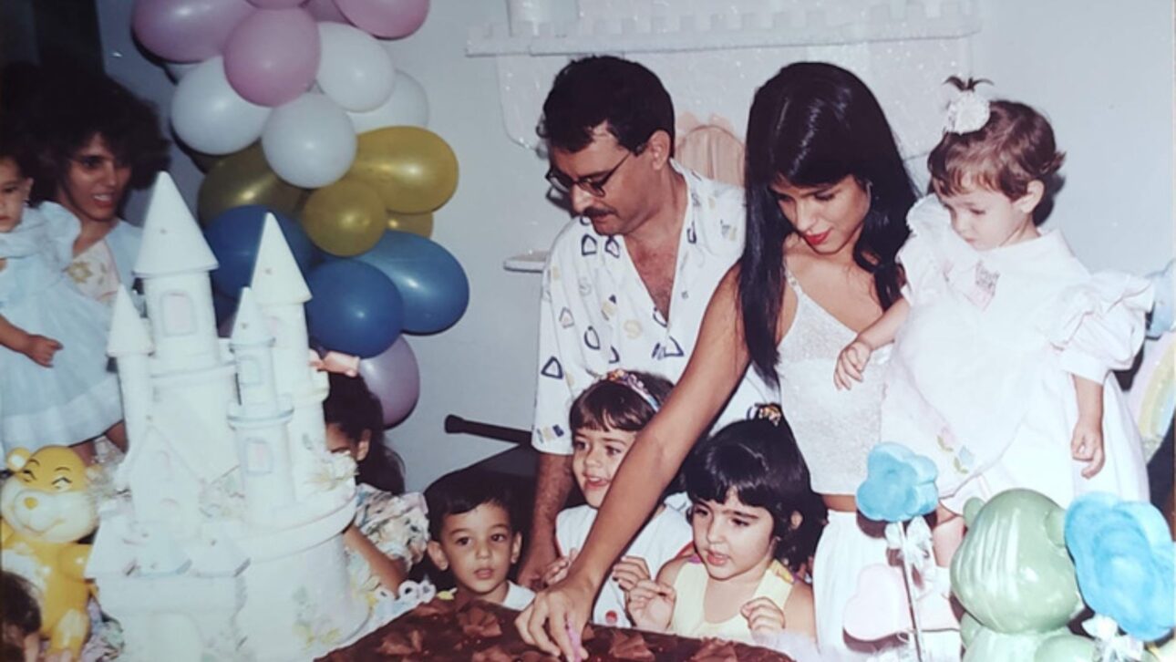 As festas de infância dispensavam luxo: bastava música no rádio, comida caseira e a casa cheia de parentes e vizinhos para virar pura nostalgia.