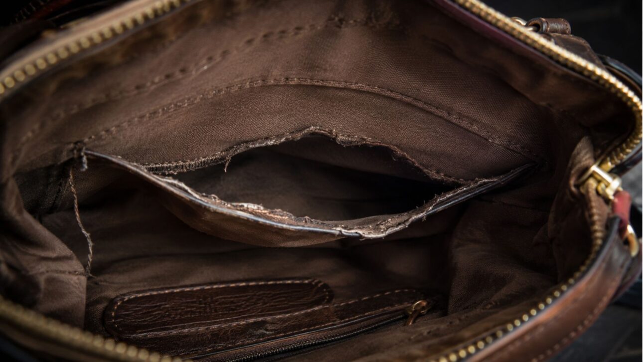 Bolsa comprada em brechó por 8 dólares na Goodwill escondia uma pulseira de diamantes: o tesouro no forro que rendeu 1.200 dólares a Erin Calkins.