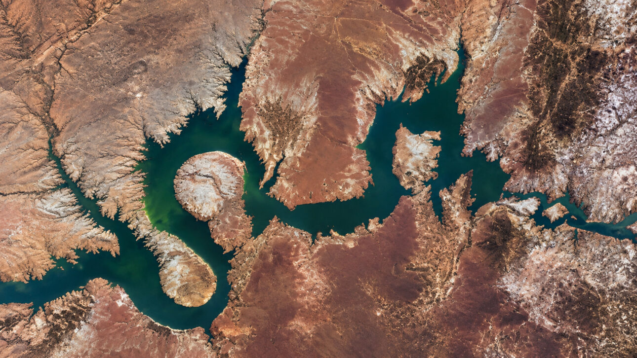 Imagem de satélite mostrando reservatórios cercados por extensas áreas secas e margens expostas, ilustrando os impactos da redução das reservas de água e os desafios da segurança hídrica no Brasil.