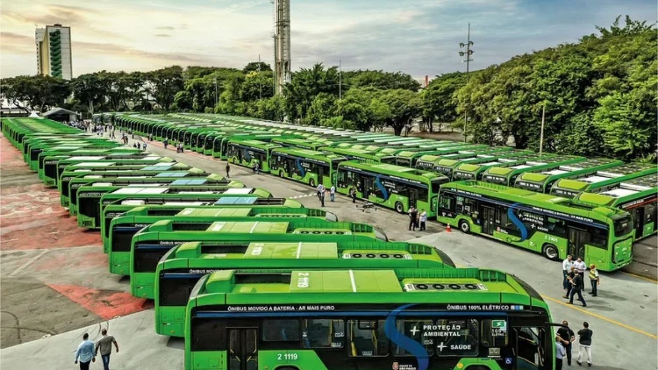 No Brasil, ônibus elétricos avançam em São Paulo, mas frota elétrica do transporte público esbarra em infraestrutura e custo.
