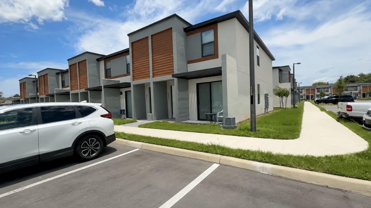 Casas modernas em Orlando perto da Disney têm acabamento de luxo e potencial para Airbnb.