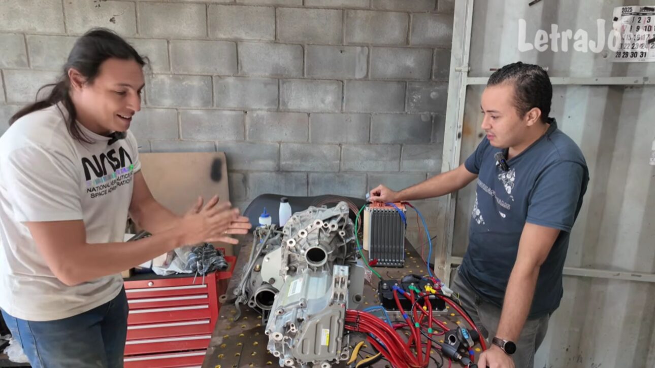 Group rewound BYD motor, installed in an old Fiat Uno and made the car reach 60 km/h in first gear. Homemade electric conversion documented by the LetraJota channel.
