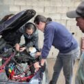Grupo rebobinou motor de BYD, instalou num Fiat Uno velho e fez o carro atingir 60 km/h na primeira marcha. Conversão elétrica caseira documentada pelo canal LetraJota.