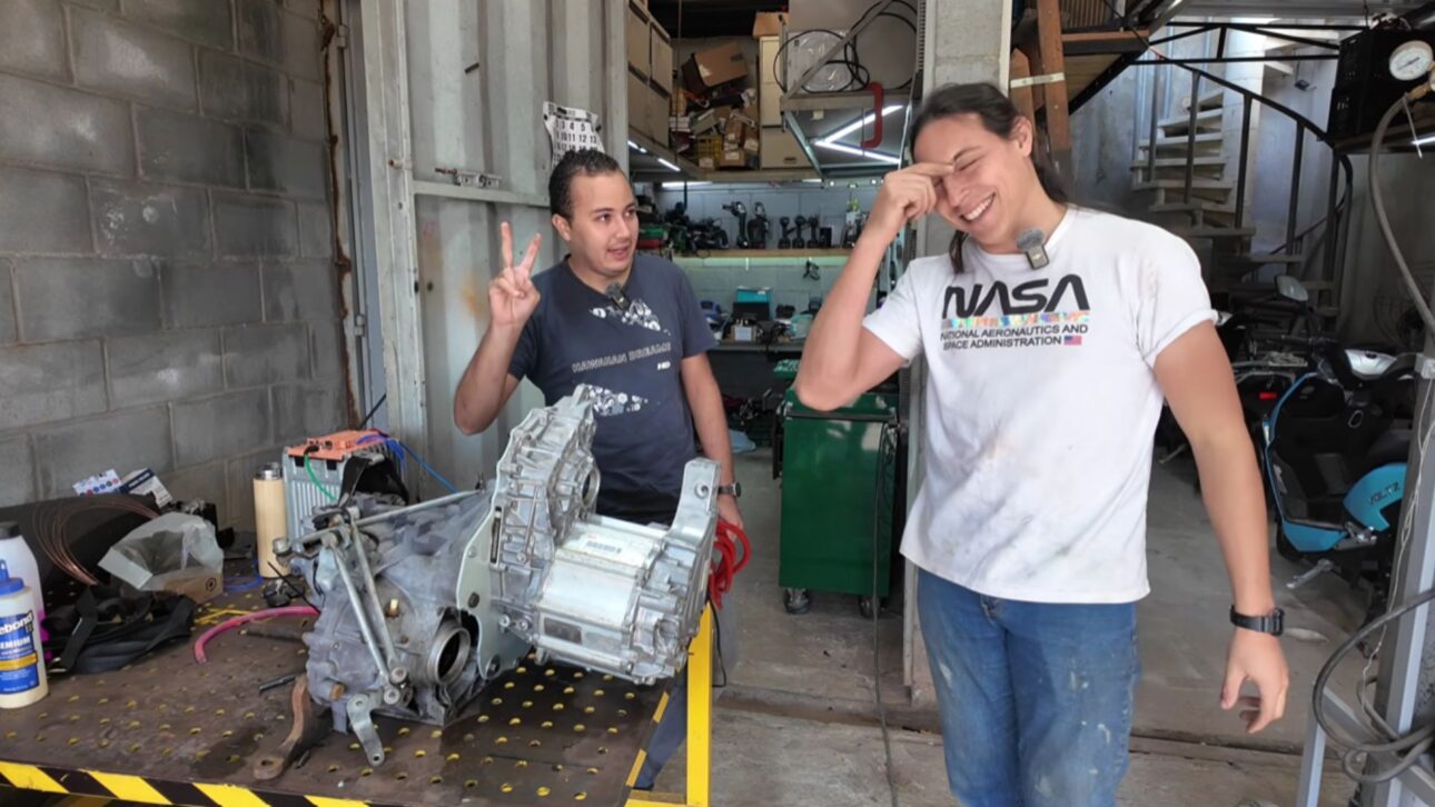 Group rewound a BYD motor, installed it in an old Fiat Uno, and made the car reach 60 km/h in first gear. Homemade electric conversion documented by the LetraJota channel.