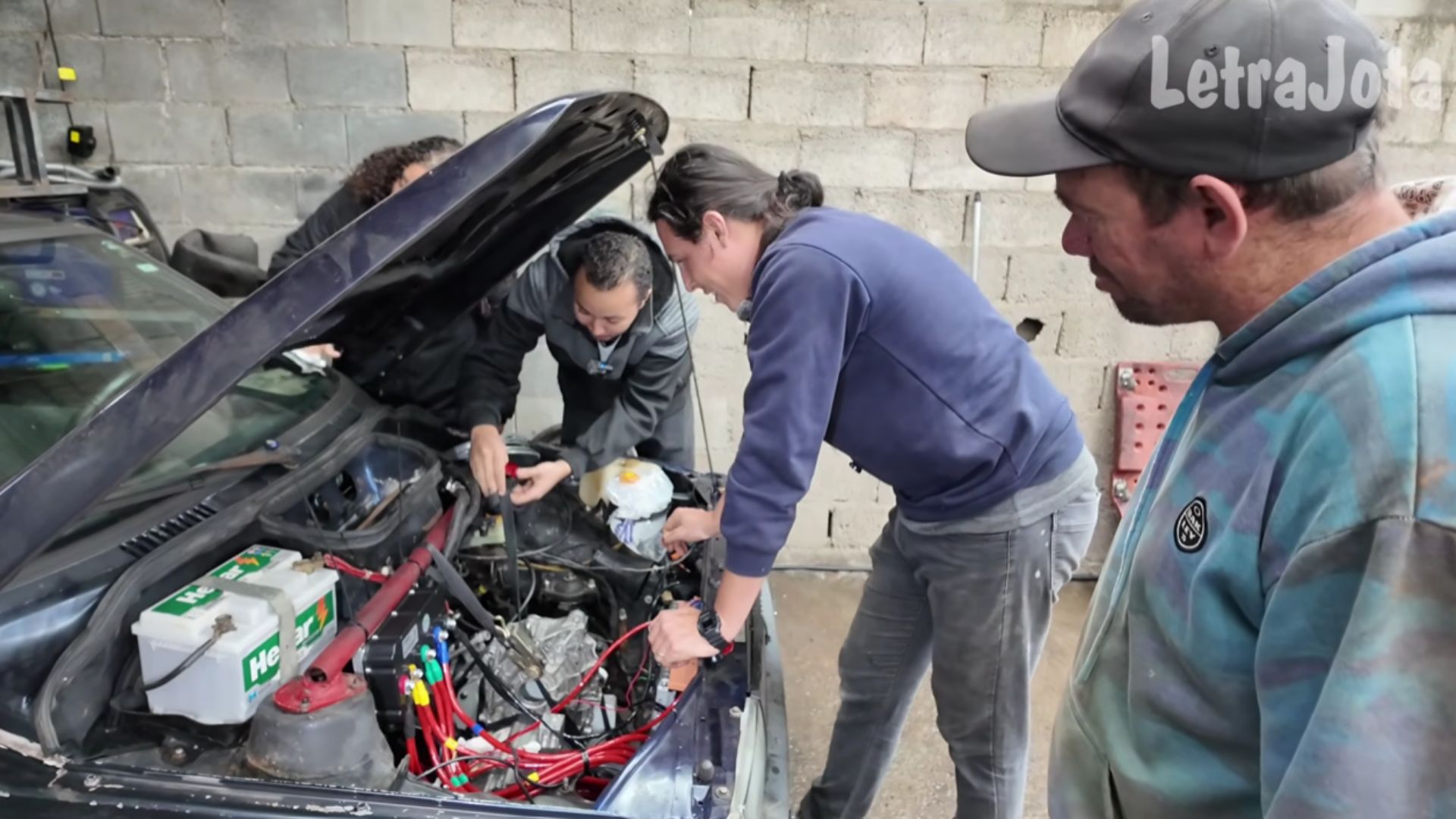 Grupo rebobinou motor de BYD, instalou num Fiat Uno velho e fez o carro atingir 60 km/h na primeira marcha. Conversão elétrica caseira documentada pelo canal LetraJota.