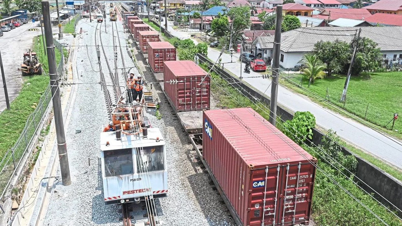 Enquanto o mundo abre canais secos e rotas entre dois oceanos, o Brasil ainda discute as ferrovias que prometeu há décad