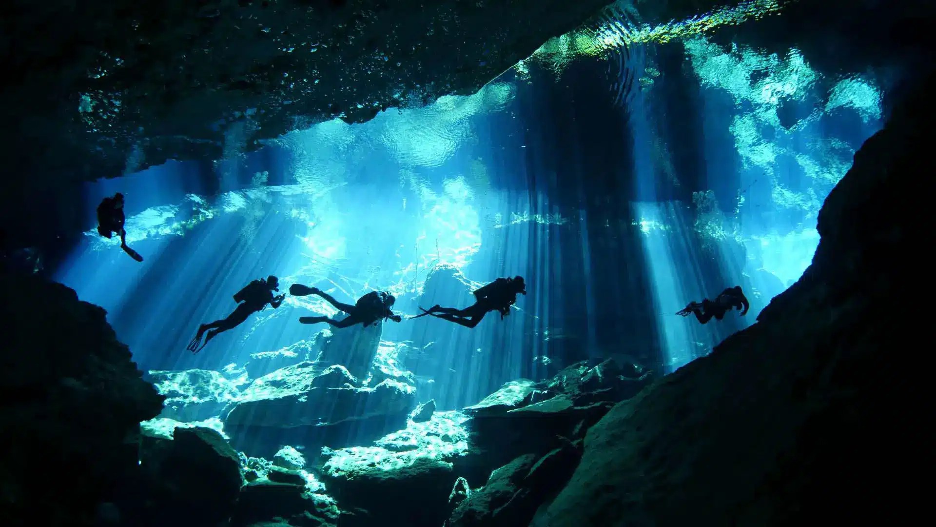 Mergulhadores acharam 150 armas e um canhão escondidos num cenote de Yucatán, o