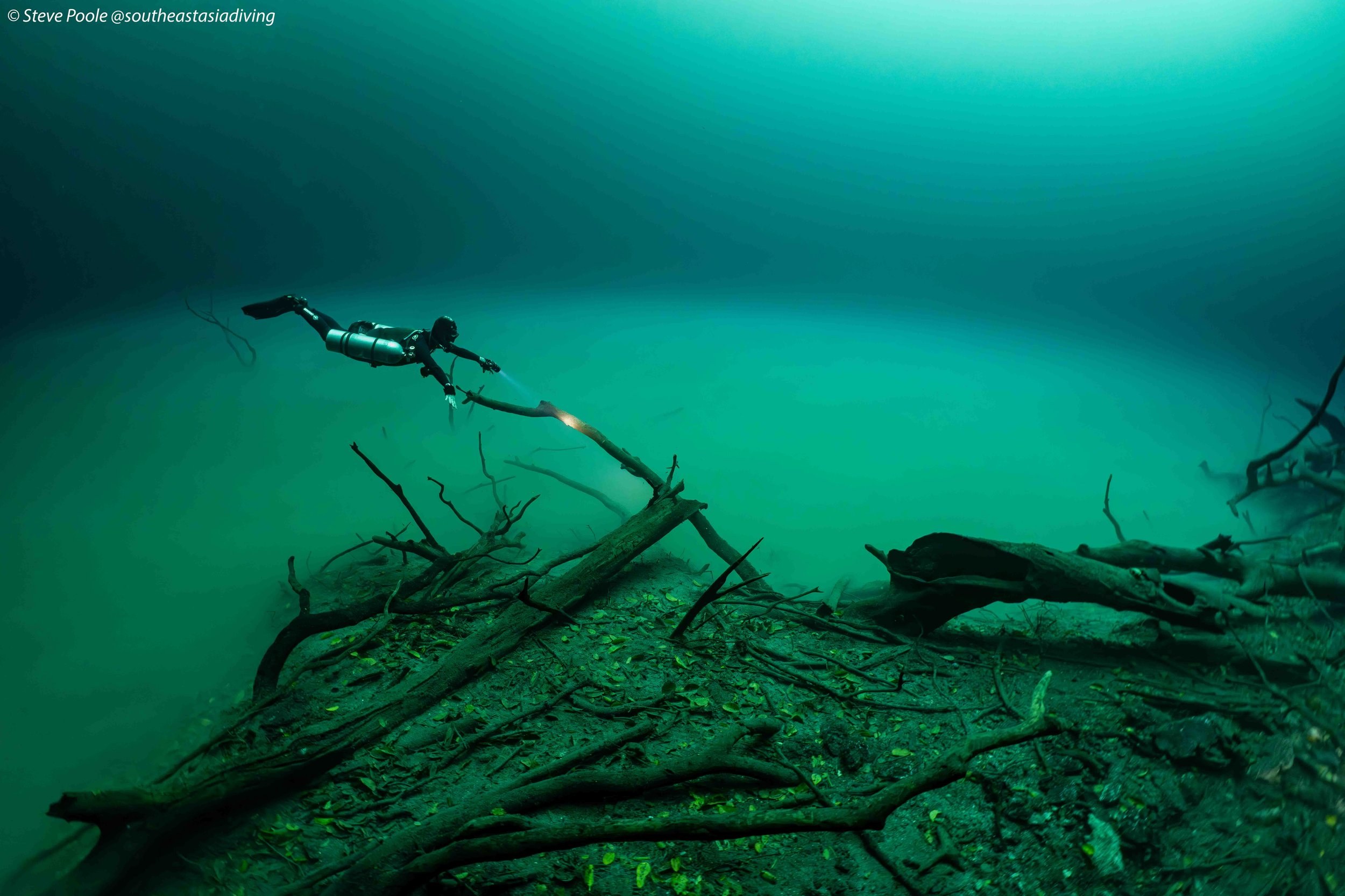Mergulhadores acharam 150 armas e um canhão escondidos num cenote de Yucatán, o