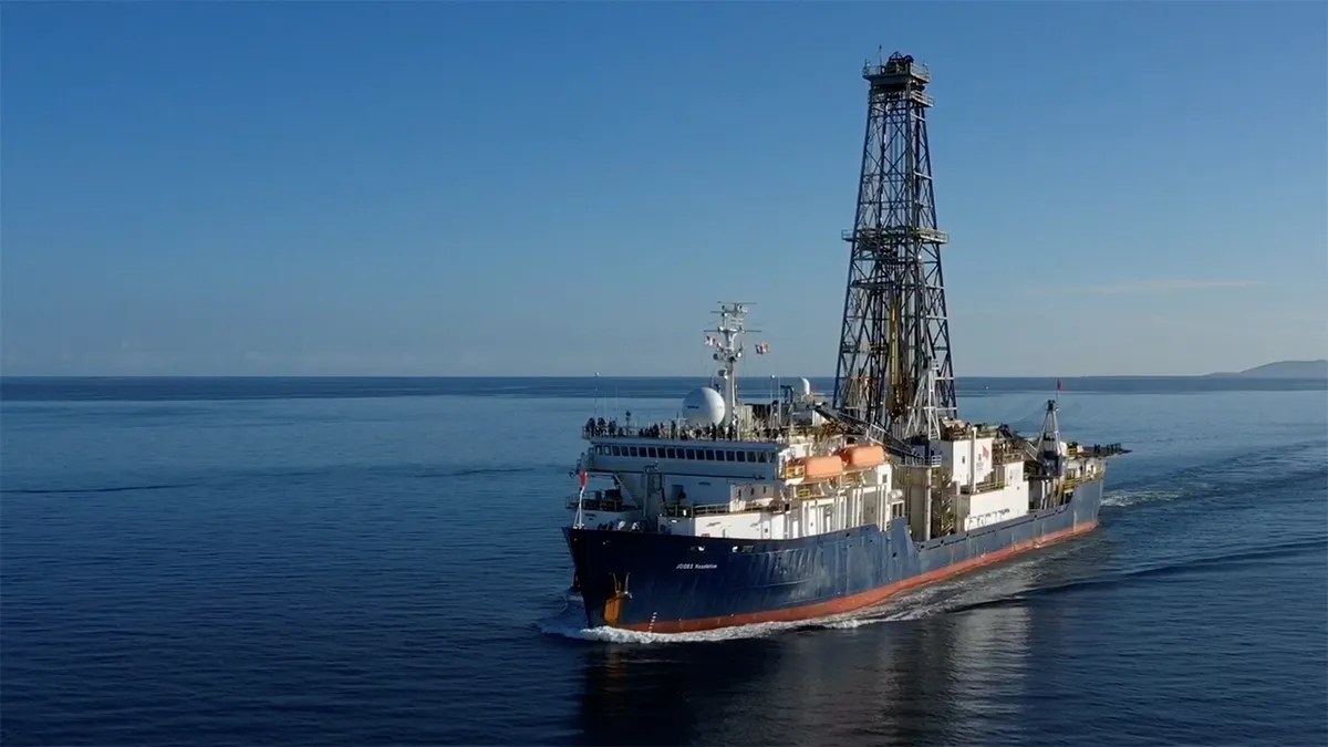 Um navio furou uma janela secreta no fundo do oceano e arrancou o maior pedaço d