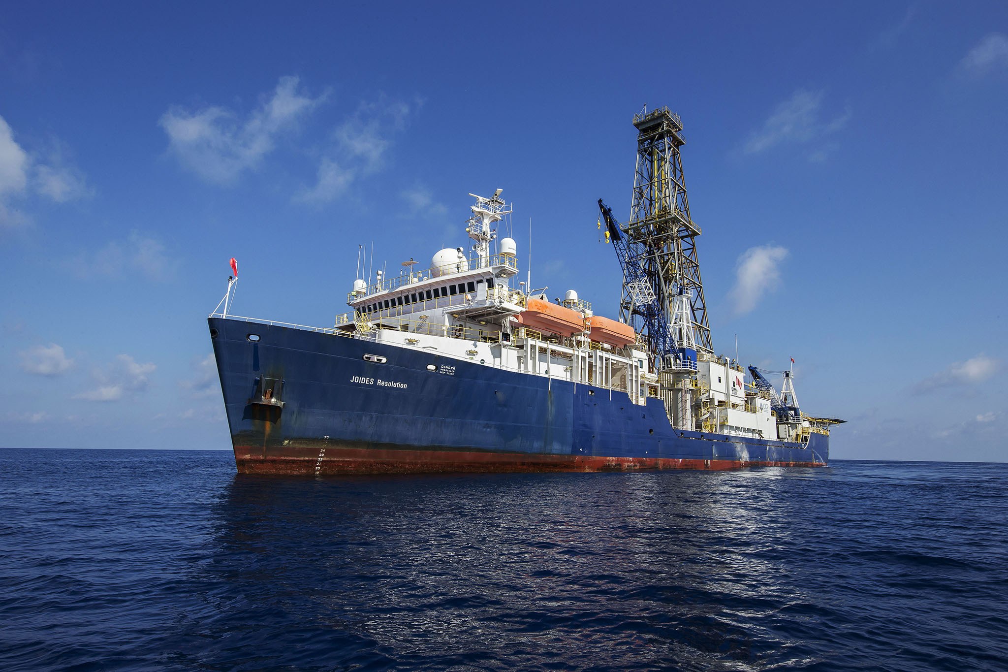 Um navio furou uma janela secreta no fundo do oceano e arrancou o maior pedaço d