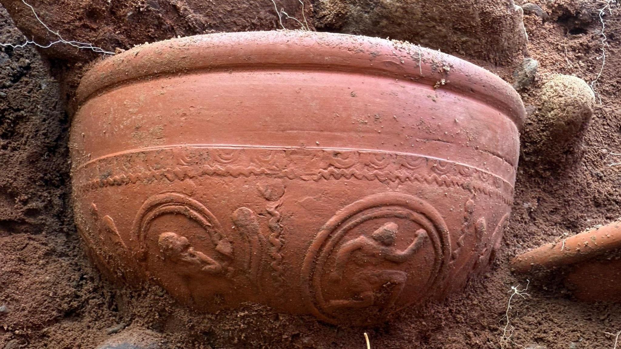 Arqueólogos abriram túmulos romanos intactos no coração de Roma com oferendas de