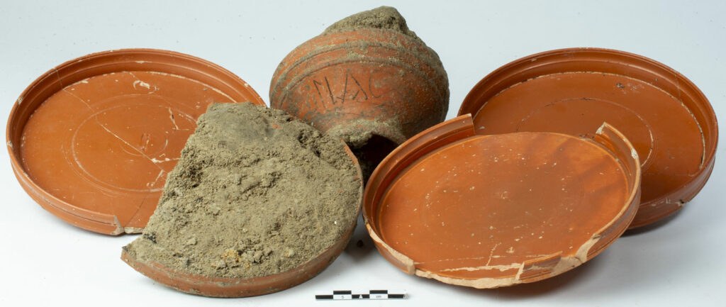 Arqueólogos abriram túmulos romanos intactos no coração de Roma com oferendas de