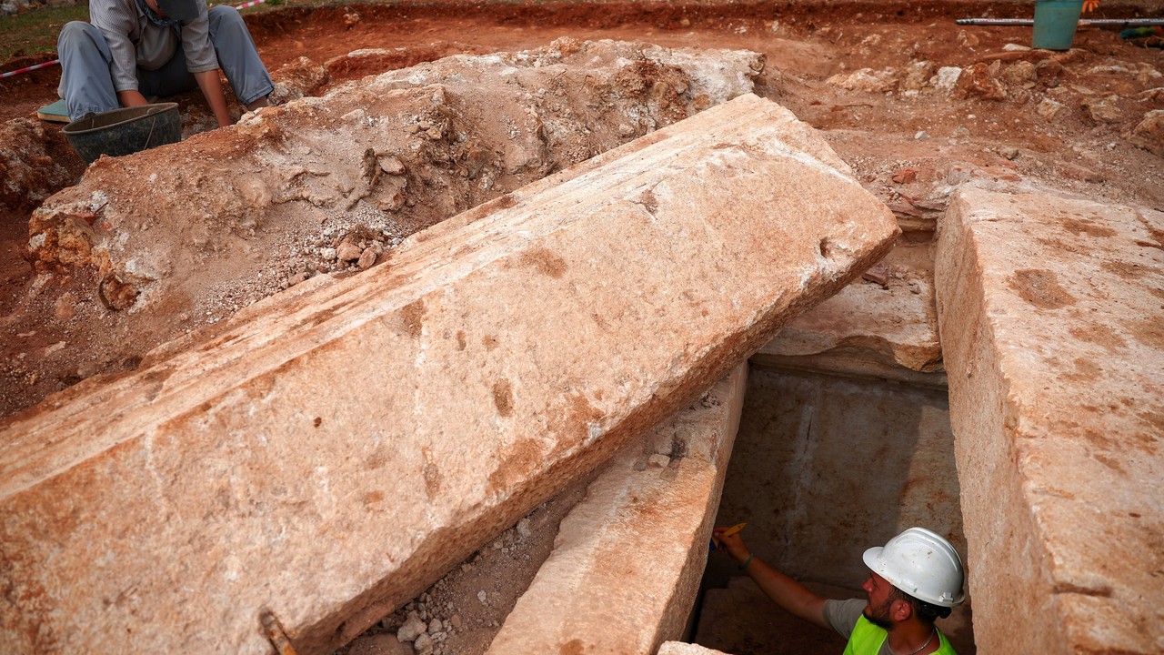 Arqueólogos abriram túmulos romanos intactos no coração de Roma com oferendas de comida e objetos guardados há 2 mil ano