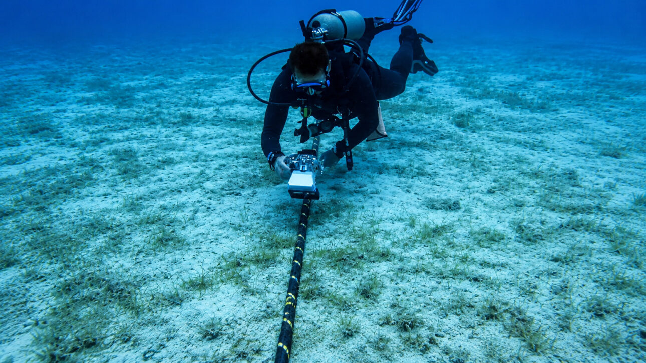 Cabos submarinos transportam 99% da internet internacional, ficam fora da vista do público, ligam países pelo fundo do mar
