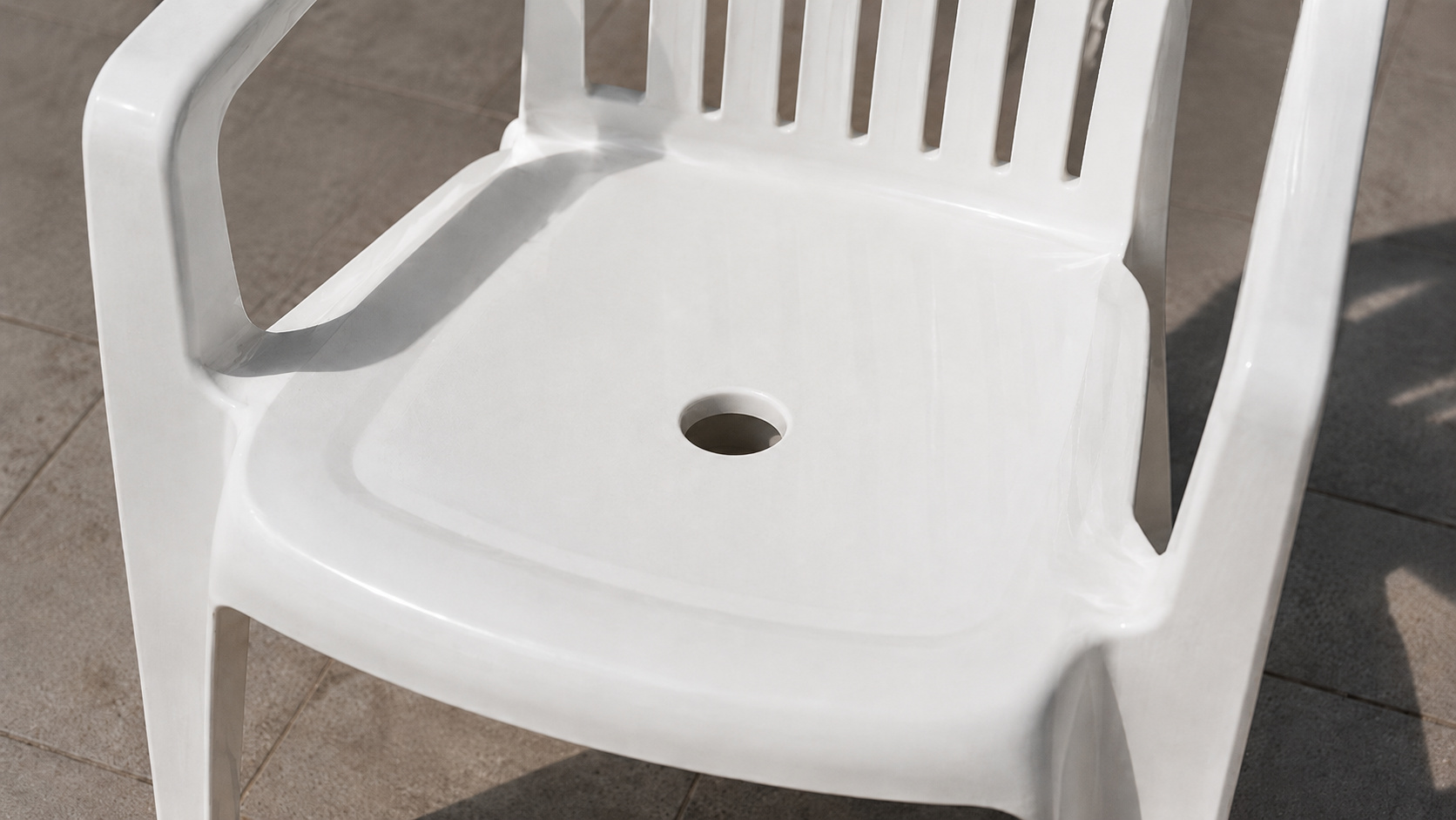 Por que as cadeiras de plástico têm um círculo no meio do assento e o que fabricantes dizem sobre esse detalhe que quase ninguém percebe?