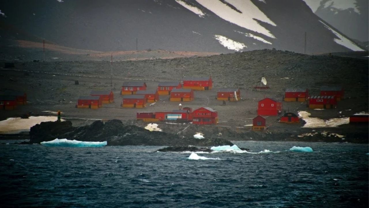 Extreme heat in Antarctica hits Base Esperanza and alerts Antarctic Peninsula with atypical melting and rain in Antarctica.