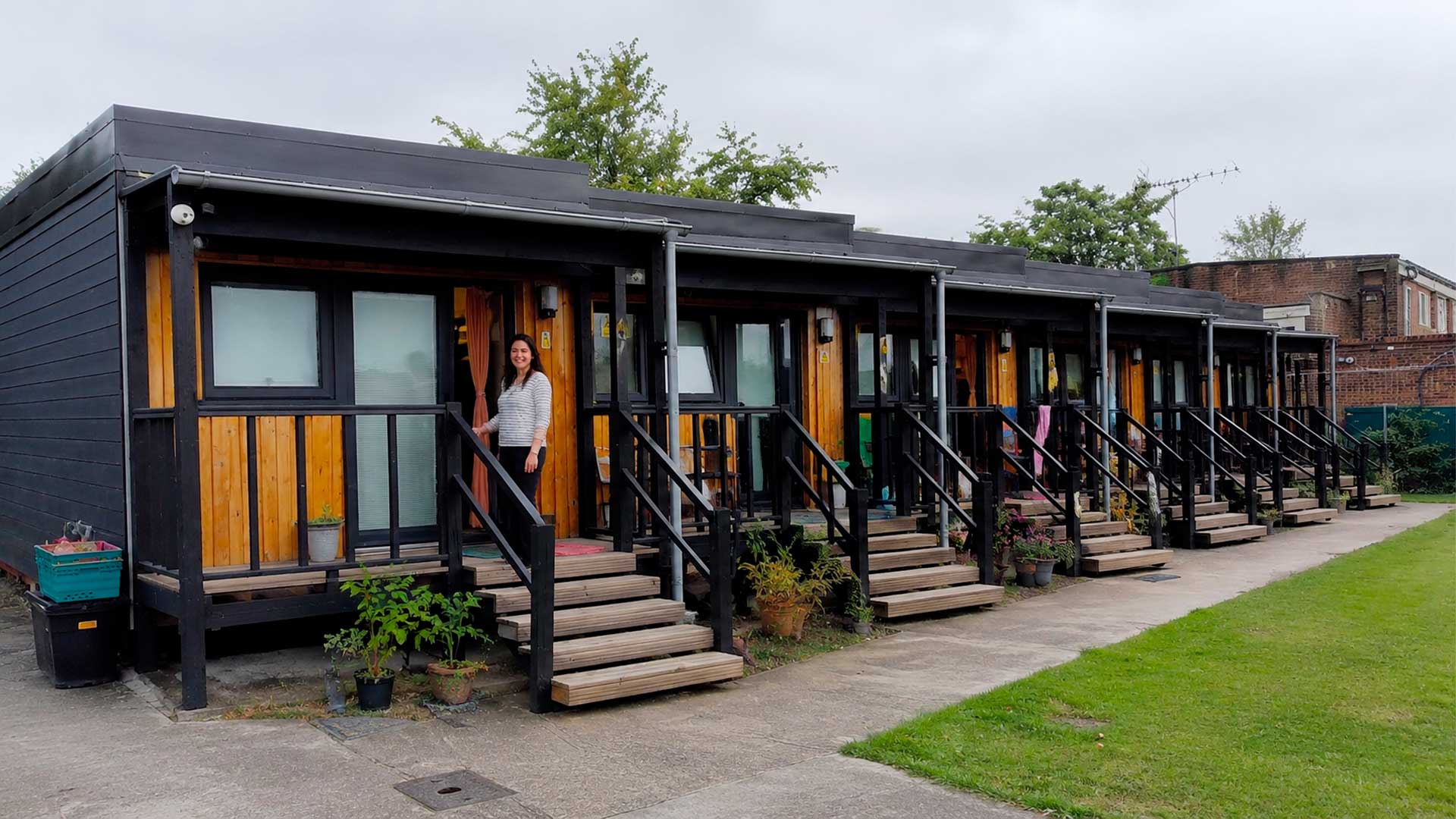 Cambridge aposta em casas modulares de 25 m² para tirar pessoas das ruas e criar ponte entre abrigo temporário e moradia definitiva