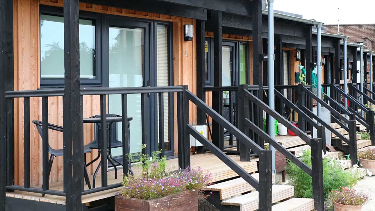 Cambridge usa casas modulares de 25 m² para acolher pessoas em situação de rua