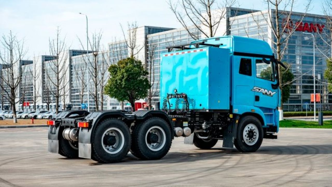 Caminhão da Sany testa transporte de cana com bateria de 588 kWh, swap e força para 120 toneladas.
