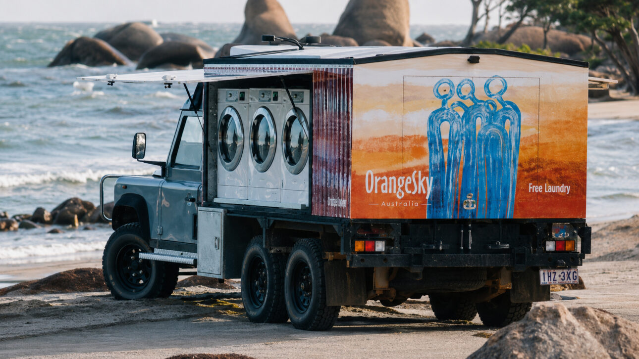 Caminhão utilitário da Orange Sky com lavanderia móvel.