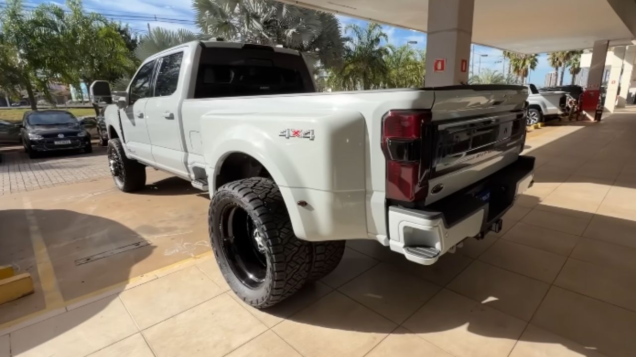 Ford F-350 une V8 Power Stroke, pneus aro 24, 3 toneladas na caçamba e 18 toneladas de reboque.