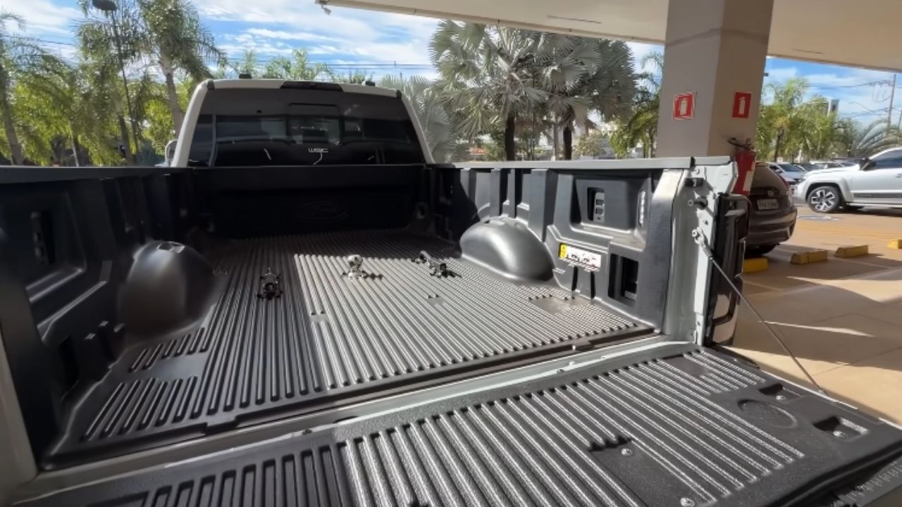 Ford F-350 une V8 Power Stroke, pneus aro 24, 3 toneladas na caçamba e 18 toneladas de reboque.