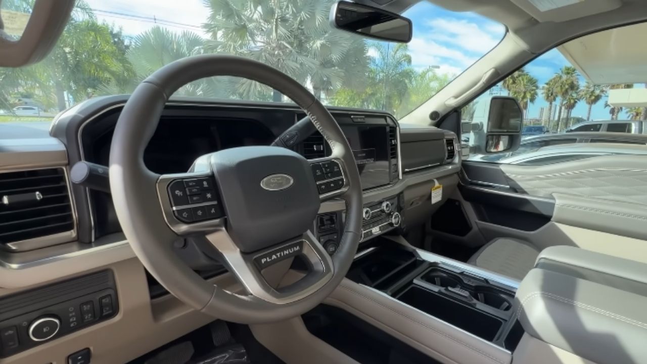 Ford F-350 une V8 Power Stroke, pneus aro 24, 3 toneladas na caçamba e 18 toneladas de reboque.