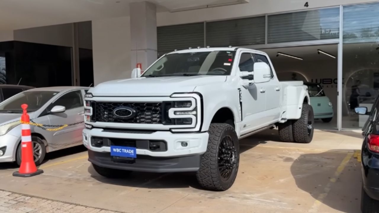 Ford F-350 une V8 Power Stroke, pneus aro 24, 3 toneladas na caçamba e 18 toneladas de reboque.