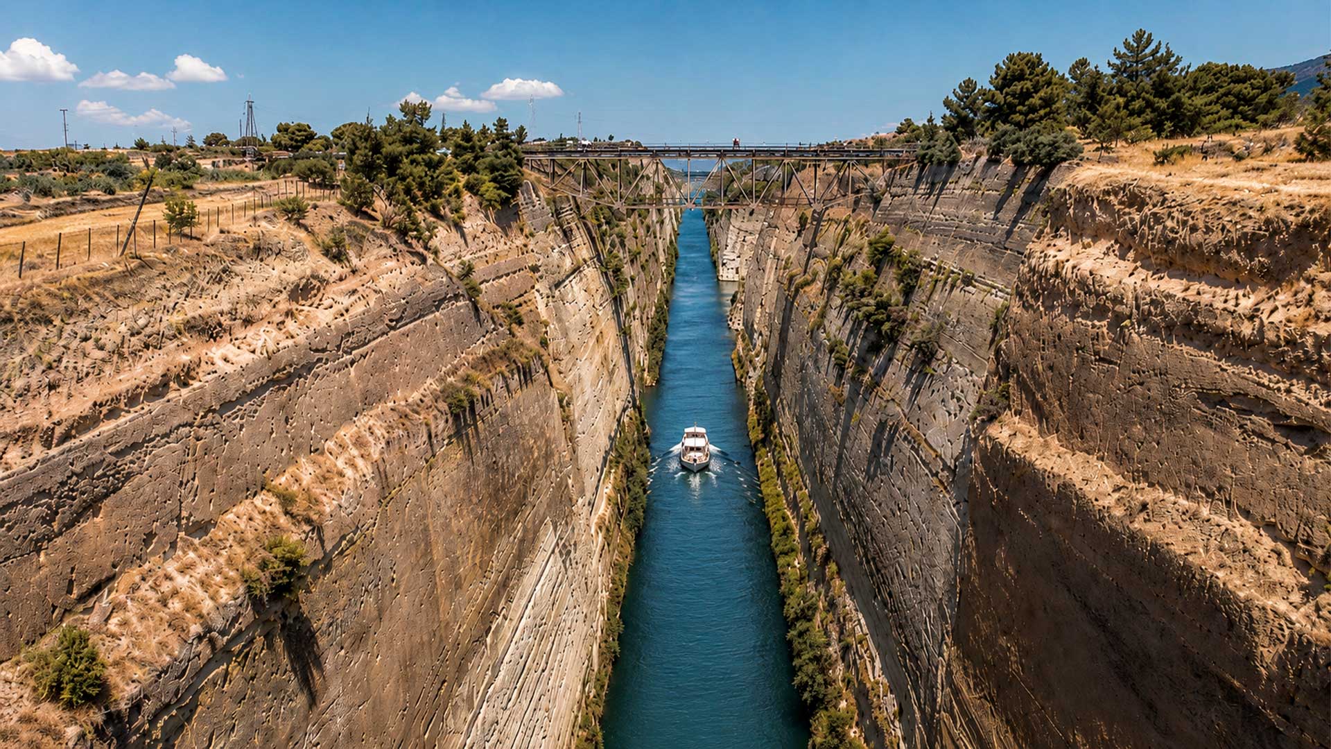 Canal de Corinto corta rocha na Grécia, liga dois mares e mostra obra sonhada por quase 2 mil anos