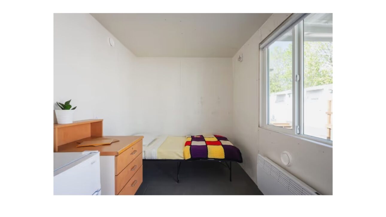 New Westminster, no Canadá, abrirá a 1ª vila de tiny homes para a população de rua: 30 casas de contêiner com cozinha central e moradia com apoio 24h.