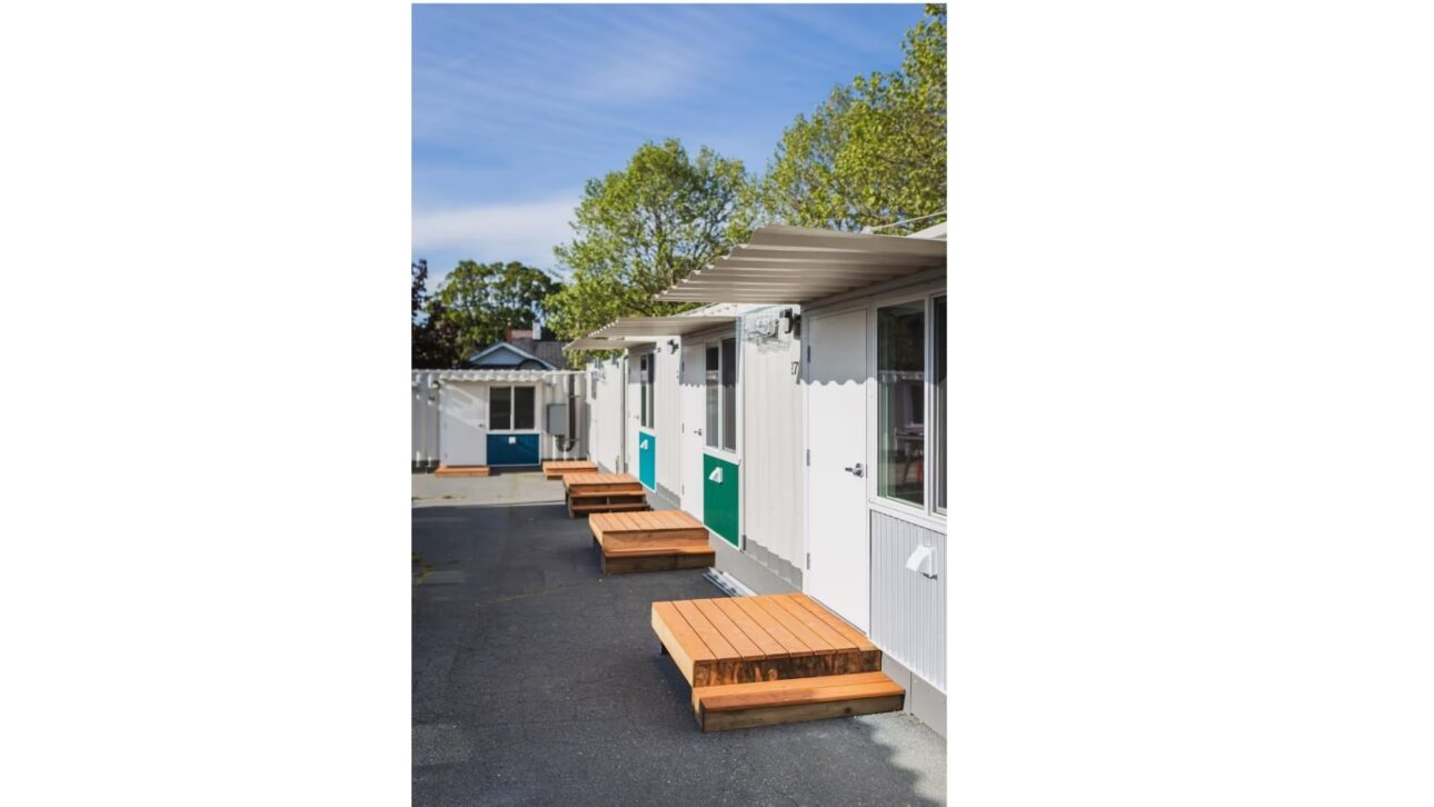New Westminster, no Canadá, abrirá a 1ª vila de tiny homes para a população de rua: 30 casas de contêiner com cozinha central e moradia com apoio 24h.