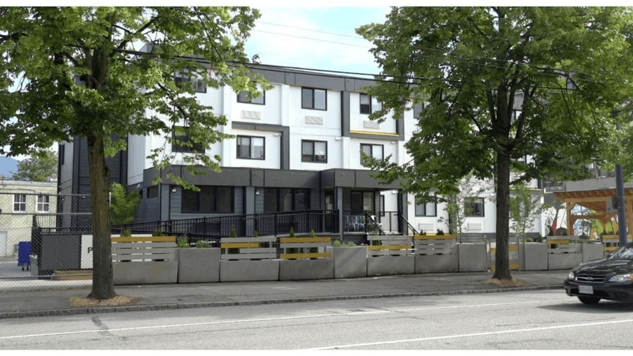 En Vancouver, casas modulares unen alquiler social, apoyo 24 horas y respuesta a la crisis habitacional para residentes sin hogar.