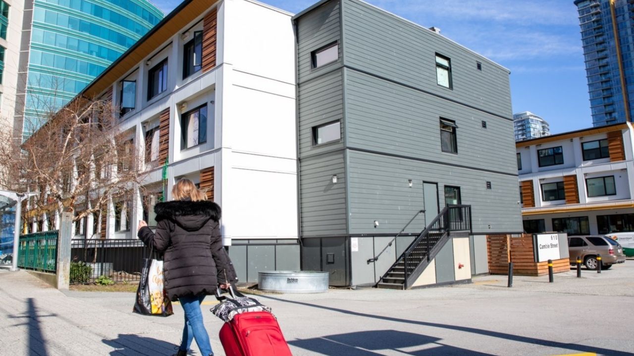 En Vancouver, casas modulares unen alquiler social, apoyo 24 horas y respuesta a la crisis habitacional para personas sin hogar.
