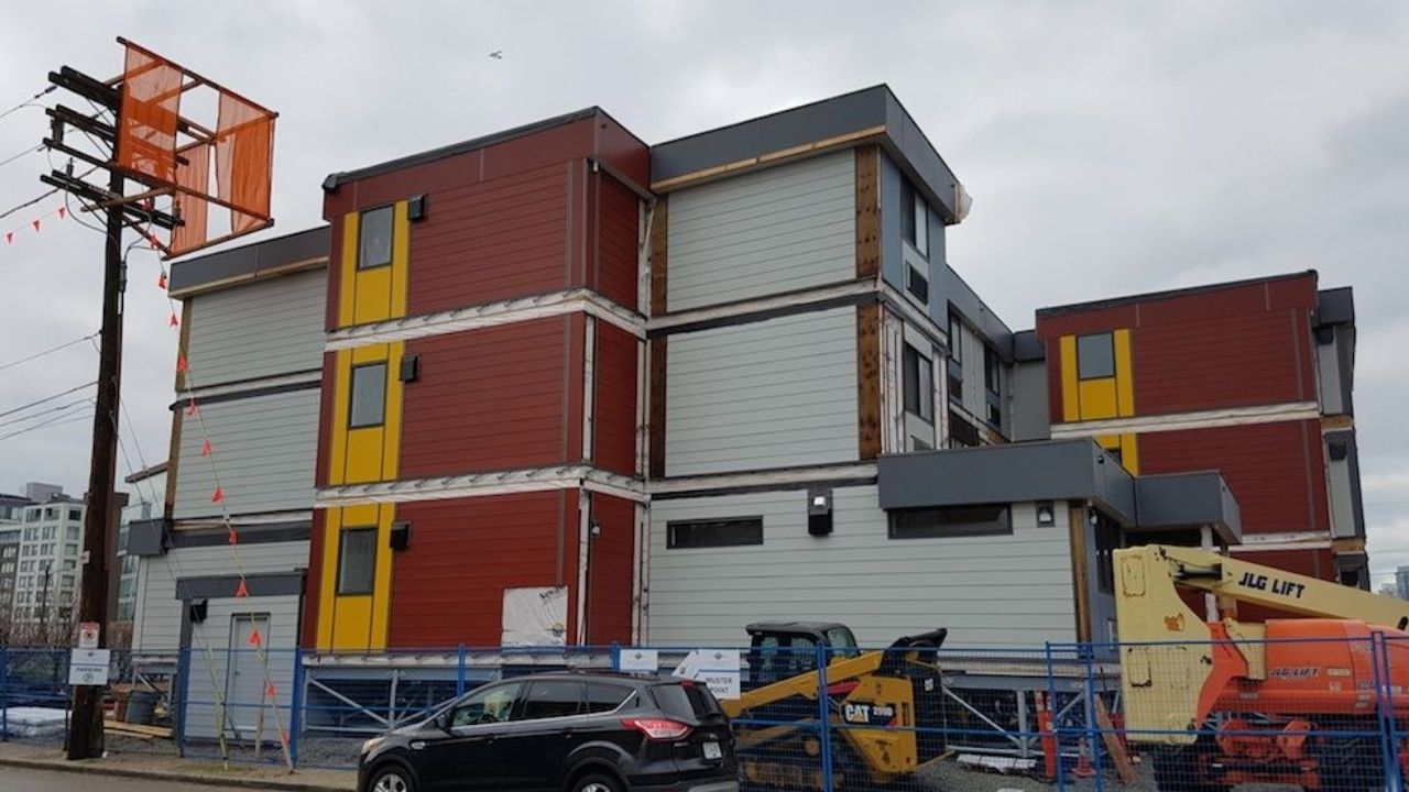 En Vancouver, casas modulares unen alquiler social, apoyo 24 horas y respuesta a la crisis habitacional para personas sin hogar.
