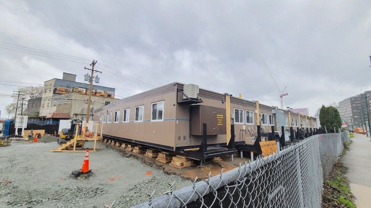 En Vancouver, casas modulares unen alquiler social, apoyo 24 horas y respuesta a la crisis habitacional para residentes sin vivienda.