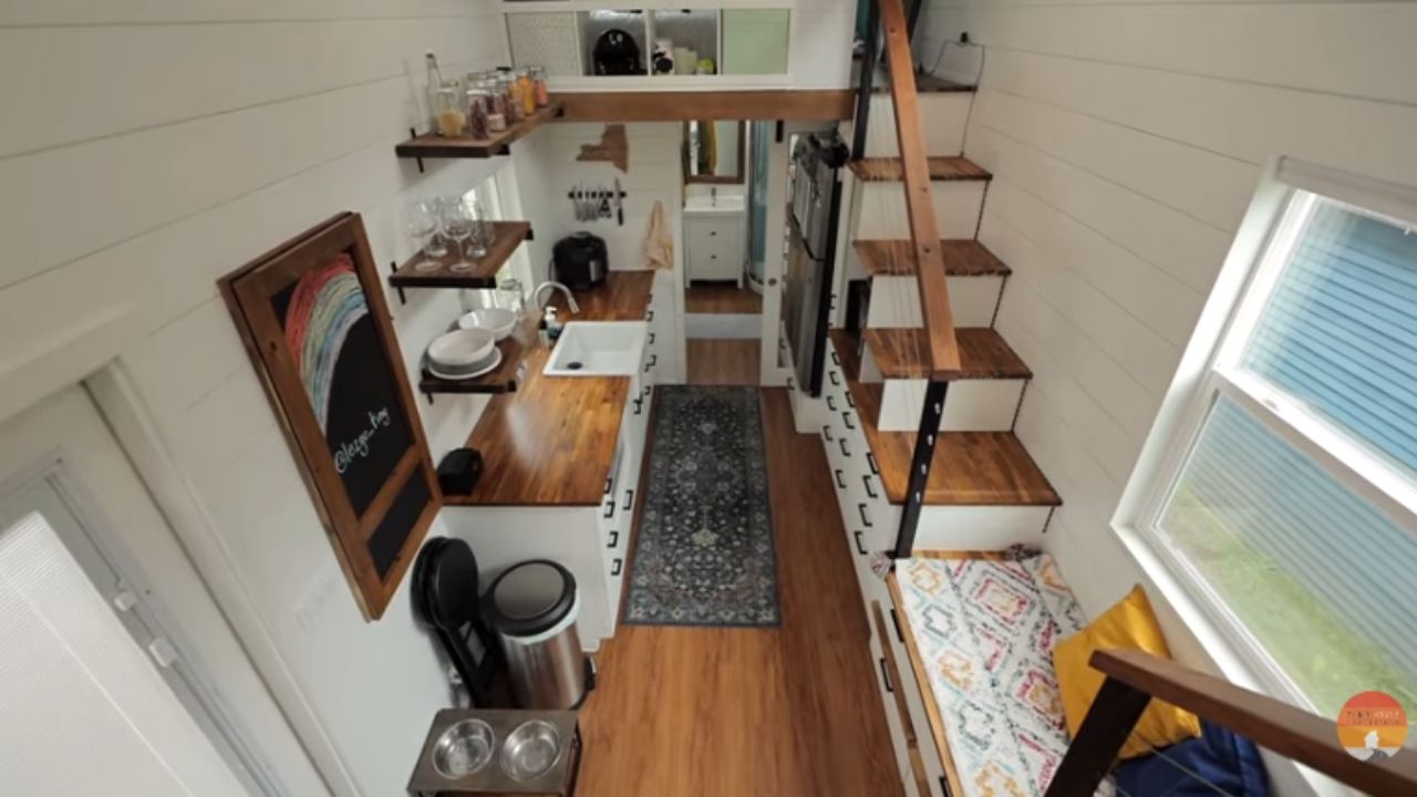 Minicasa em Portland trocou aluguel caro por cama king-size e escritório no mezanino, mostrando primeiro lar compacto.
