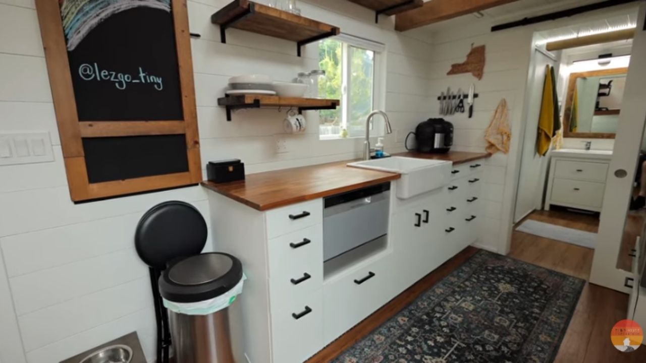 Minicasa em Portland trocou aluguel caro por cama king-size e escritório no mezanino, mostrando primeiro lar compacto.