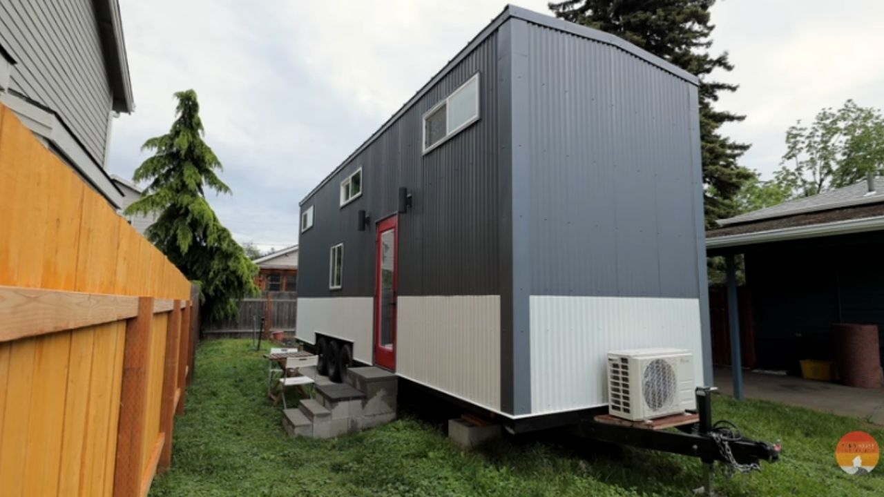 Minicasa em Portland trocou aluguel caro por cama king-size e escritório no mezanino, mostrando primeiro lar compacto.