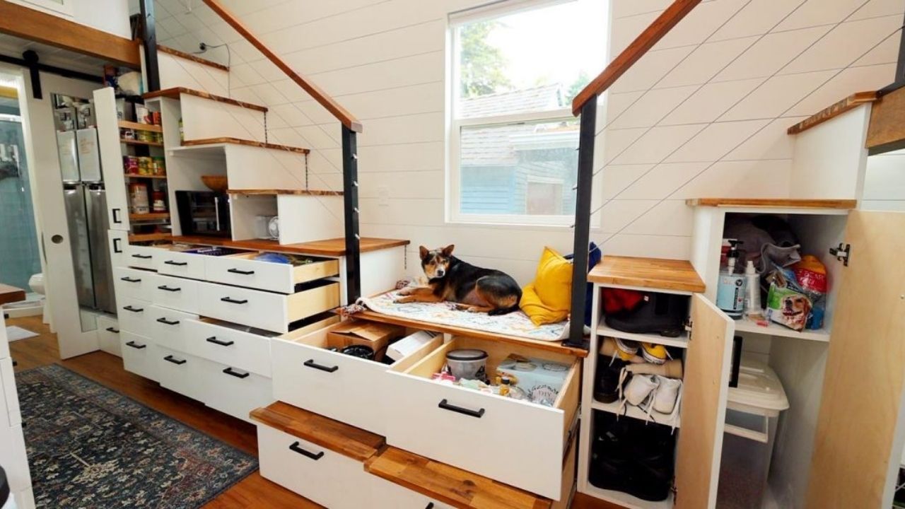 Minicasa em Portland trocou aluguel caro por cama king-size e escritório no mezanino, mostrando primeiro lar compacto.