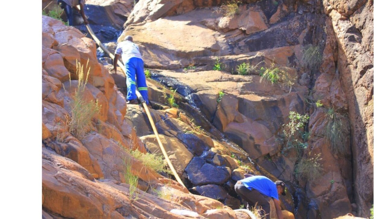 Os moradores de Ha-Matsa arrecadaram fundos para instalar seus próprios encanamentos de água, conectados a uma nascente na montanha. Fotos: Thembi Siaga